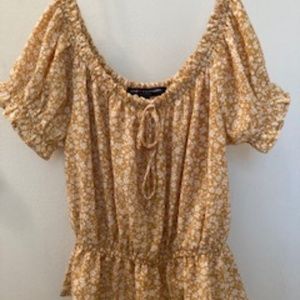 Subtle yellow floral short sleeve top